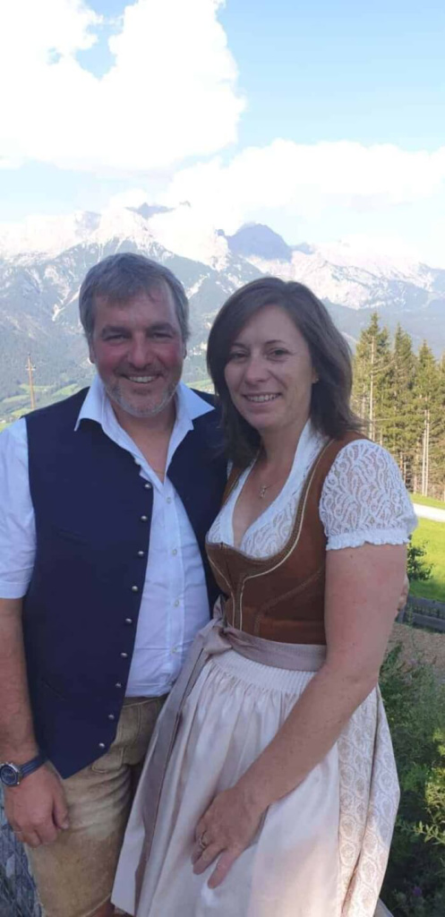 Paar in traditioneller Kleidung vor Gebirgskulisse, ideal für Urlaub in Kaprun.