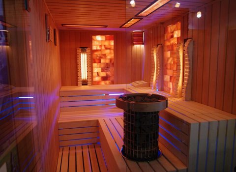 Sauna im Appartements Wälderhof mit warmem Licht und Holzverkleidung für entspannende Momente.